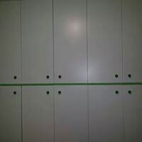 Armadio a muro rifinito con pittura chiara e dettaglio verde