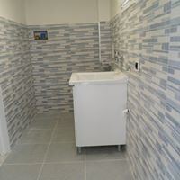 Bagno ristrutturato con nuove piastrelle a mosaico