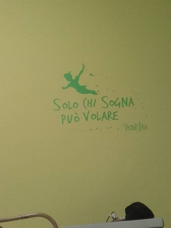 Decorazione a parete con silhouette di Peter Pan realizzata a mano in una cameretta