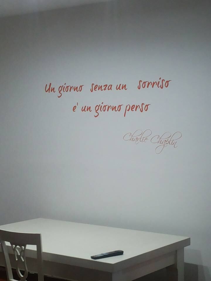 Decorazione murale personalizzata realizzata da RTF Pitturazioni in un soggiorno a Bari